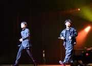 左から佐藤健、山中拓也（Vo, G）。