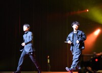 左から佐藤健、山中拓也（Vo, G）。