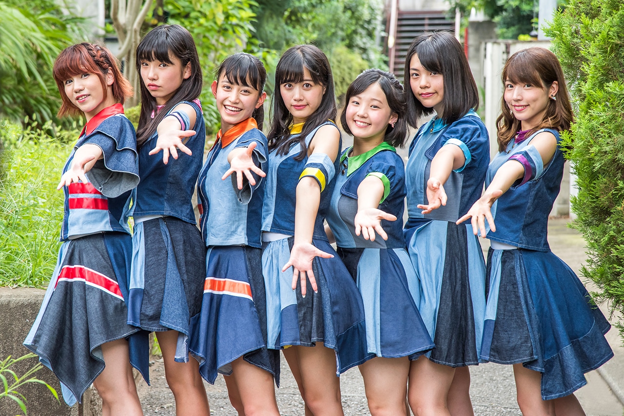 SiAM&POPTUNe。左から3番目が宮下一紗、中央が野呂百合香。