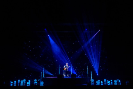 新山詩織「PREMIUM 弾き語りライブ『しおりだけ～ひとり唄～』」の様子。（撮影：達川範一）