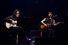 左から岩井俊二、新山詩織。（撮影：達川範一）