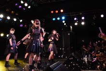 会場に桜の花びらの紙吹雪を舞わせる桜エビ～ず。