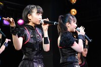 左から水春、桜井美里。