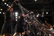 フロアに向かって銀テープを放つ桜エビ～ず。