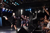 勢いよく銀テープの塊を投げるも、フロアまで届かなかった茜空。