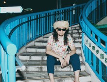 「カクバリズム 15th記念アロハシャツ」を着用するサイトウ“JxJx”ジュン（YOUR SONG IS GOOD）。