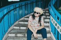 「カクバリズム 15th記念アロハシャツ」を着用するサイトウ“JxJx”ジュン（YOUR SONG IS GOOD）。