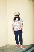 「カクバリズム 15th記念アロハシャツ」を着用するサイトウ“JxJx”ジュン（YOUR SONG IS GOOD）。