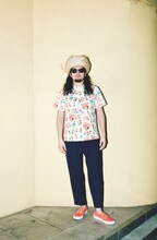 「カクバリズム 15th記念アロハシャツ」を着用するサイトウ“JxJx”ジュン（YOUR SONG IS GOOD）。