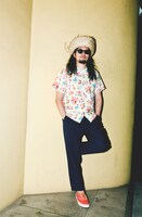 「カクバリズム 15th記念アロハシャツ」を着用するサイトウ“JxJx”ジュン（YOUR SONG IS GOOD）。