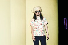 「カクバリズム 15th記念アロハシャツ」を着用するサイトウ“JxJx”ジュン（YOUR SONG IS GOOD）。