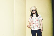 「カクバリズム 15th記念アロハシャツ」を着用するサイトウ“JxJx”ジュン（YOUR SONG IS GOOD）。