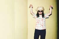 「カクバリズム 15th記念アロハシャツ」を着用するサイトウ“JxJx”ジュン（YOUR SONG IS GOOD）。