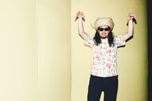 「カクバリズム 15th記念アロハシャツ」を着用するサイトウ“JxJx”ジュン（YOUR SONG IS GOOD）。