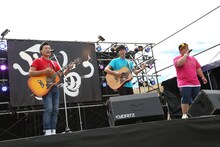 ANZEN漫才とコラボする高橋優。