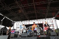 BLUE ENCOUNTとコラボする高橋優。