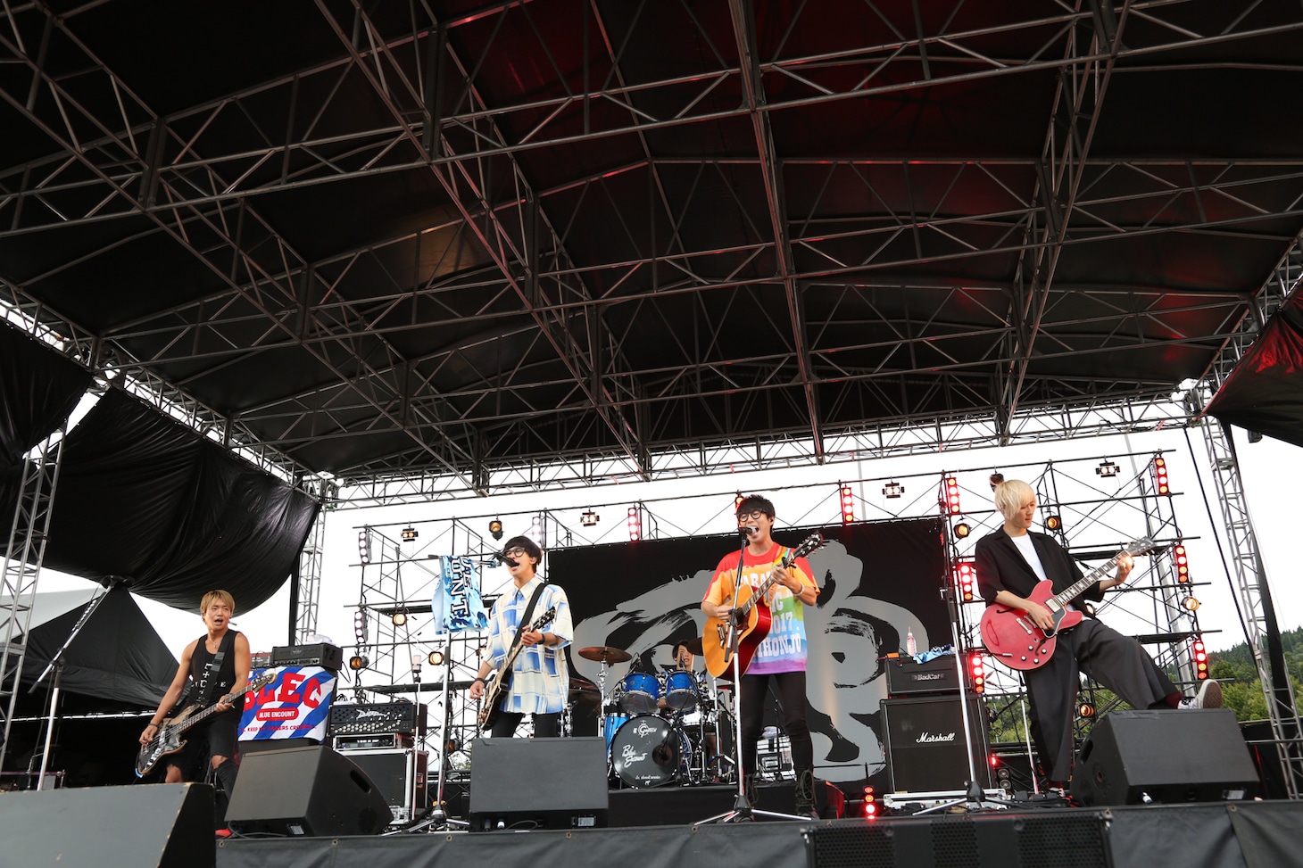 BLUE ENCOUNTとコラボする高橋優。