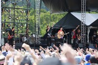 FLOWとコラボする高橋優。