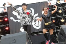 キンタロー。とコラボする高橋優。