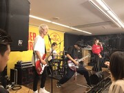 Over The Top「ビバ無我夢中」リリース記念イベント 大阪・タワーレコード難波店公演の様子。（提供：ドリーミュージック）