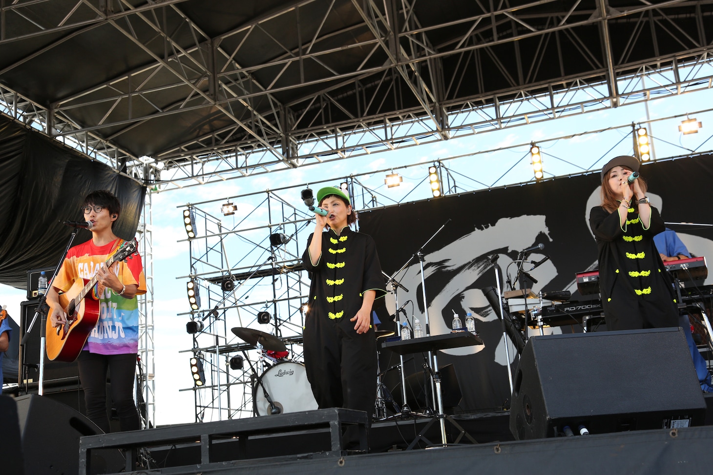 PUFFYとコラボする高橋優。