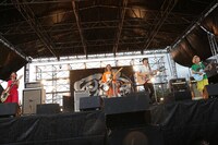 SCANDALとコラボする高橋優。