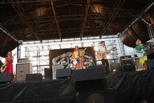 SCANDALとコラボする高橋優。