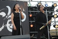 椿鬼奴とコラボする高橋優。