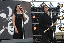 椿鬼奴とコラボする高橋優。