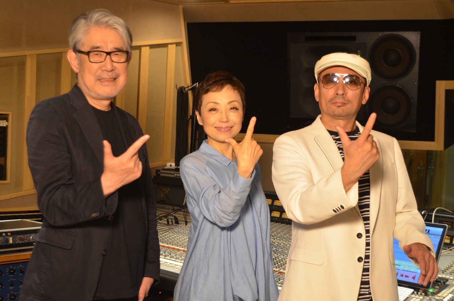 左から松本隆、クミコ、横山剣。