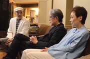 左から横山剣、松本隆、クミコ。