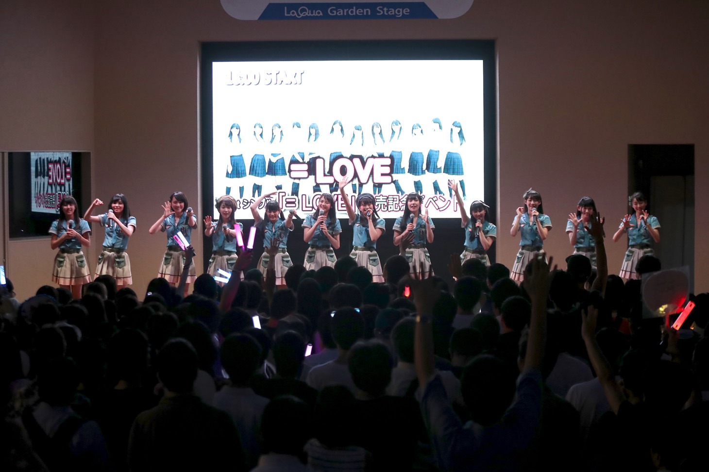 =LOVEデビューシングル「=LOVE」発売記念ミニライブの様子。（撮影：久保貴弘）