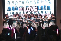 =LOVEデビューシングル「=LOVE」発売記念ミニライブの様子。（撮影：久保貴弘）