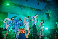 ゲスの極み乙女。「丸三角ゲス」東京・日比谷野外大音楽堂公演の様子。（撮影：井手康郎）