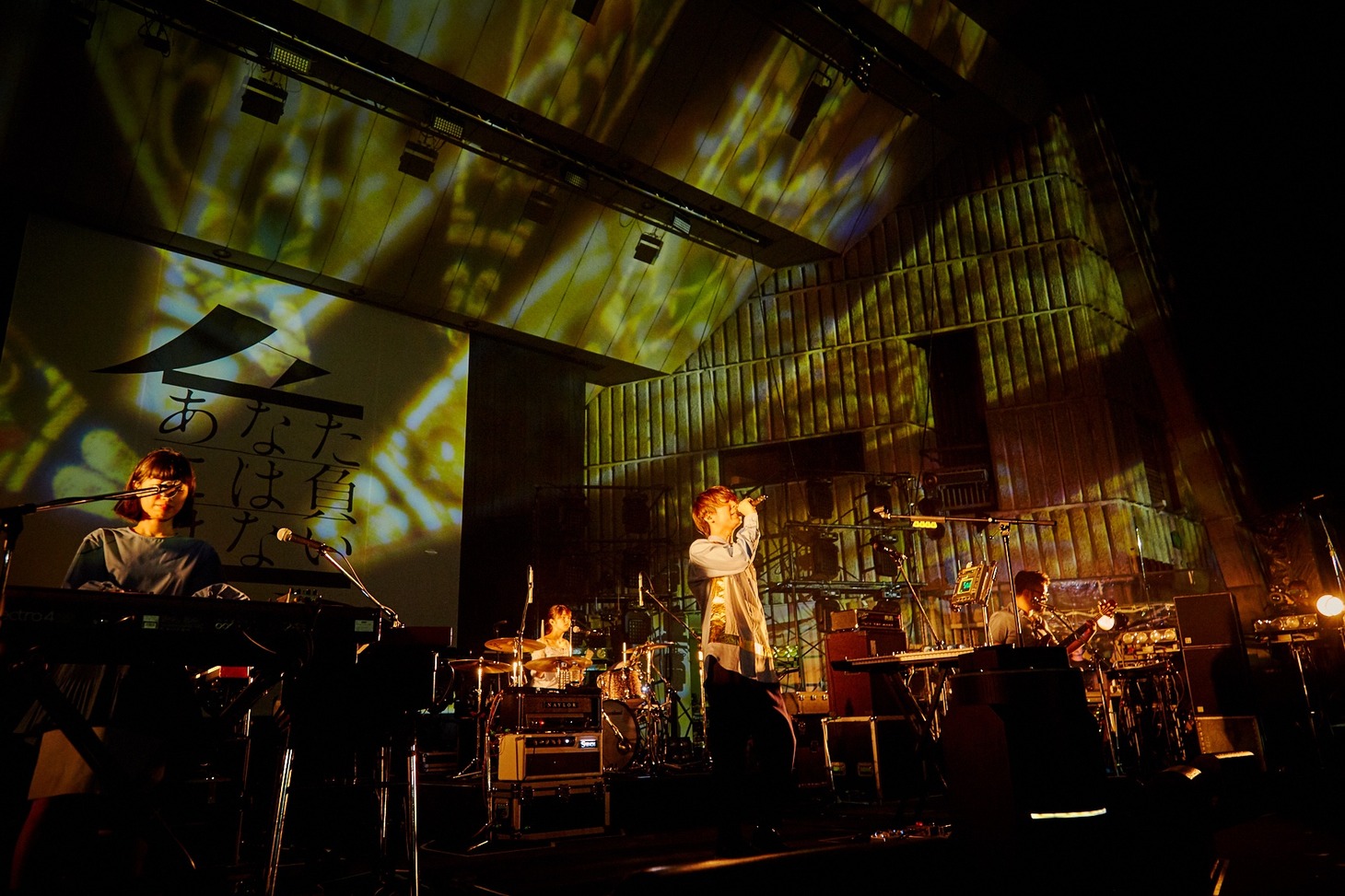 ゲスの極み乙女。「丸三角ゲス」東京・日比谷野外大音楽堂公演の様子。（撮影：井手康郎）