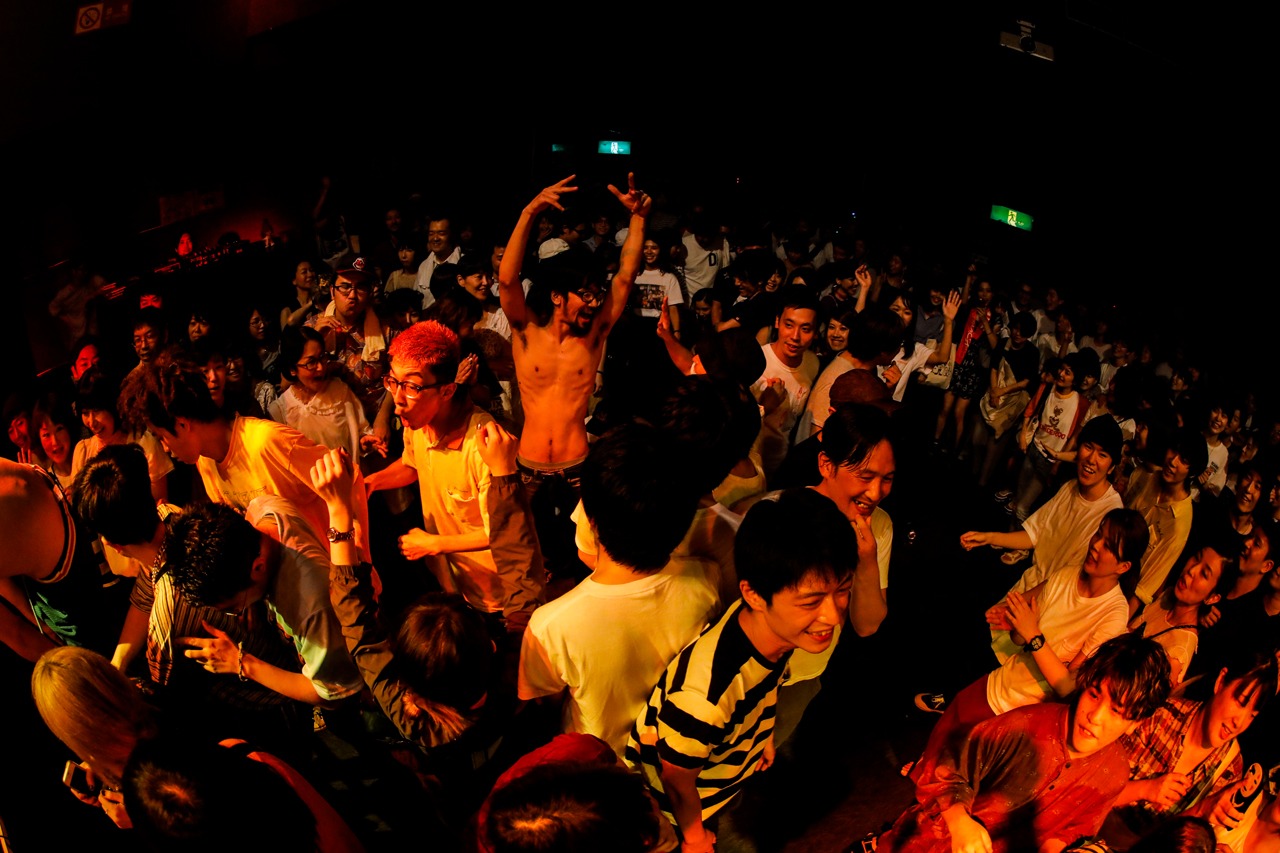 フロアを徘徊するどついたるねん。（Photo by HAJIME KAMIIISAKA）