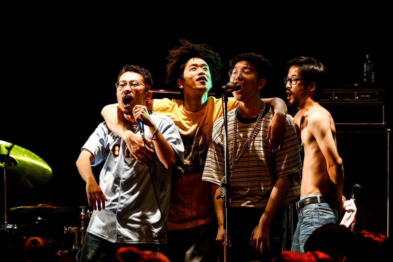 左からうーちゃん、山ちゃん、浜公氣、DaBass。（Photo by HAJIME KAMIIISAKA）