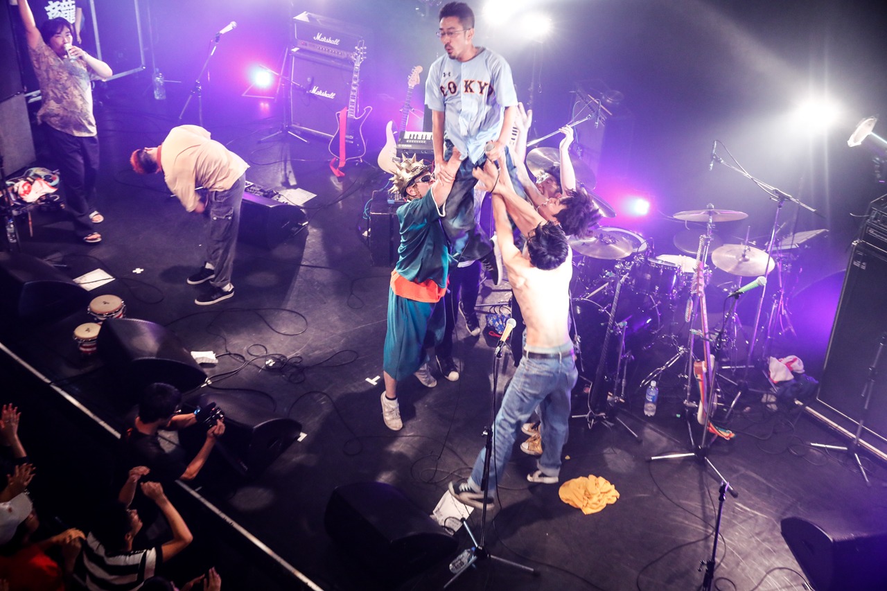 メンバーに持ち上げられるうーちゃん。（Photo by HAJIME KAMIIISAKA）