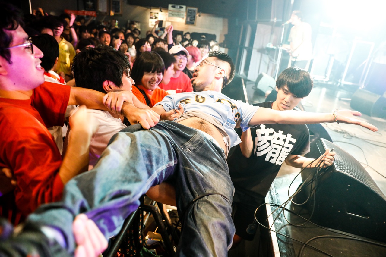 フロアにダイブするうーちゃん。（Photo by HAJIME KAMIIISAKA）