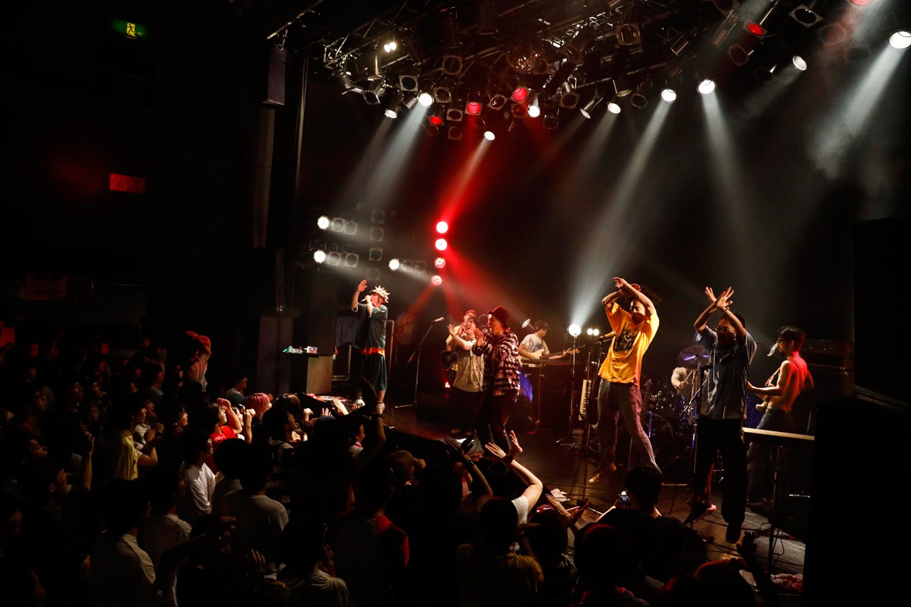 大槻ケンヂとのコラボライブで“ダメジャンプ”を決めるどついたるねん。（Photo by HAJIME KAMIIISAKA）