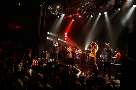 大槻ケンヂとのコラボライブで“ダメジャンプ”を決めるどついたるねん。（Photo by HAJIME KAMIIISAKA）