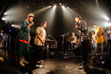 大槻ケンヂとMCを行う先輩とワトソン。（Photo by HAJIME KAMIIISAKA）