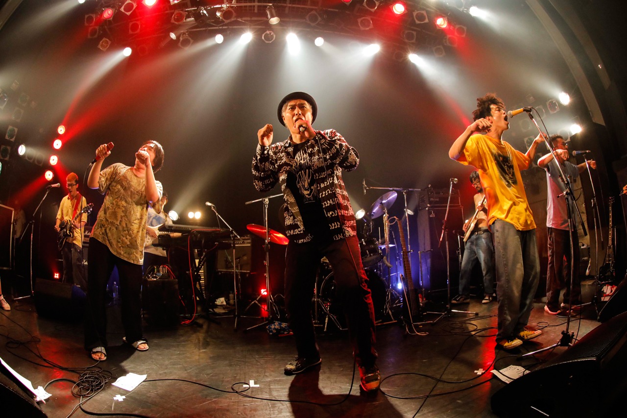 どついたるねんと大槻ケンヂ。（Photo by HAJIME KAMIIISAKA）