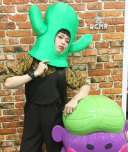 “サボテンヘッド・レプリカ”を着用する小春（チャラン・ポ・ランタン）。