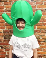 “サボテンヘッド・レプリカ”を着用するもも（チャラン・ポ・ランタン）。