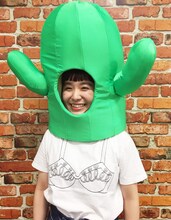 “サボテンヘッド・レプリカ”を着用するもも（チャラン・ポ・ランタン）。