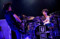 左から田淵智也（B）、鈴木貴雄（Dr）。（Photo by Viola Kam [V’z Twinkle]）