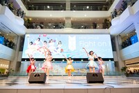Luce Twinkle Wink☆「Fight on!」リリース記念イベント 東京・池袋サンシャインシティ噴水広場公演の様子。（撮影：マツモトタカユキ）