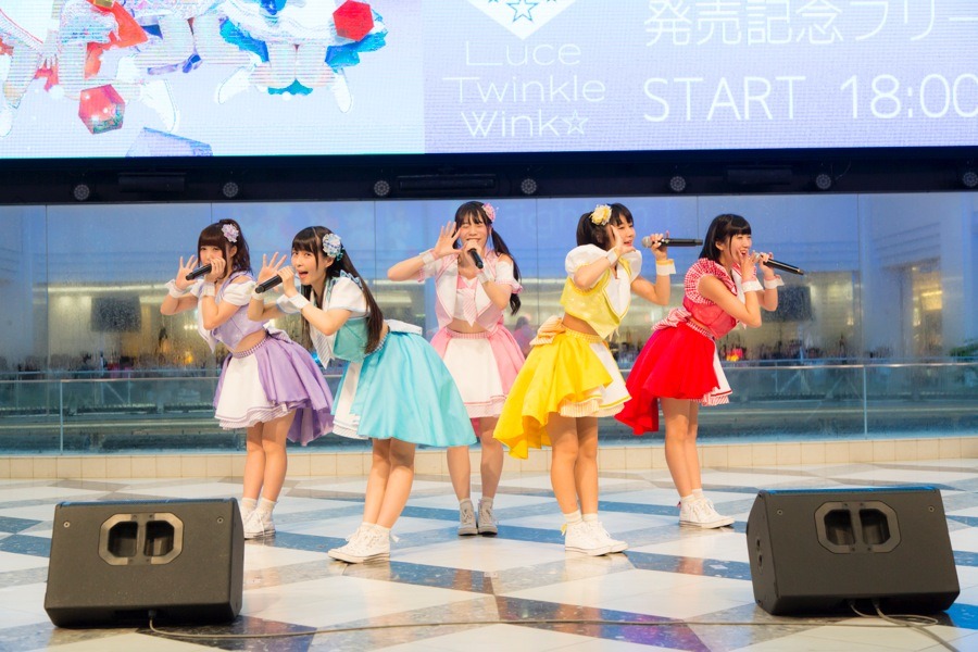 Luce Twinkle Wink☆「Fight on!」リリース記念イベント 東京・池袋サンシャインシティ噴水広場公演の様子。（撮影：マツモトタカユキ）