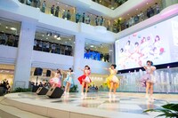 Luce Twinkle Wink☆「Fight on!」リリース記念イベント 東京・池袋サンシャインシティ噴水広場公演の様子。（撮影：マツモトタカユキ）